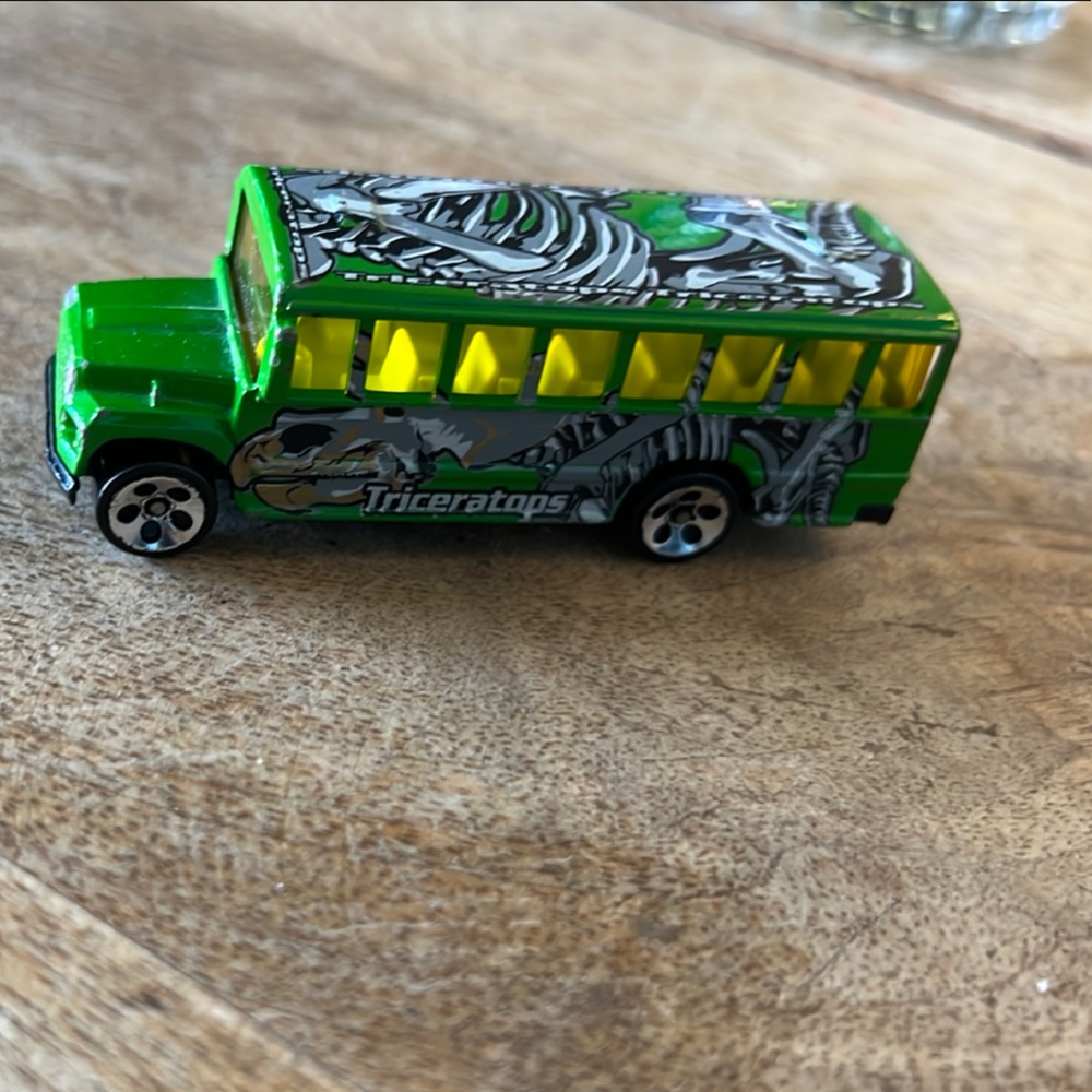 Vintage 1988 Hot Wheels Triceratops Jurassic Park Green Diecast Toy Bus Car
